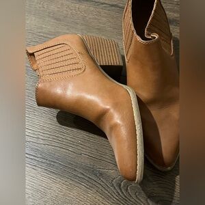 Chic Tan Leather Ankle Boots